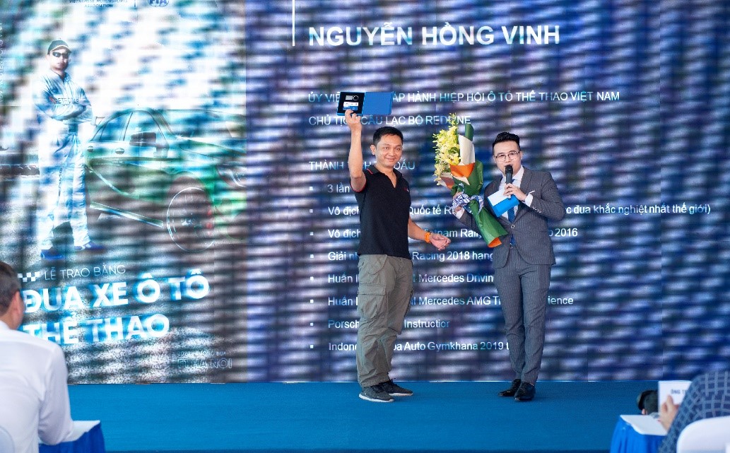 Tay đua Nguyễn Hồng Vinh thuộc CLB đua xe ô tô thể thao Redline nhận tấm bằng đua xe quốc tế hạng C tại buổi lễ