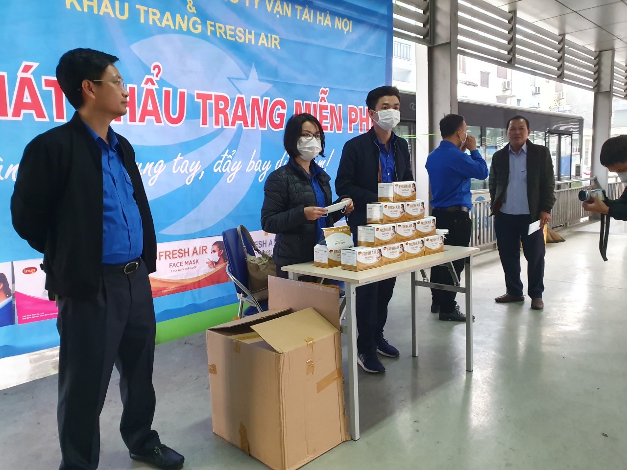Tổng Công ty vận tải Hà Nội triển khai phát khẩu trang miễn phí cho hành khách