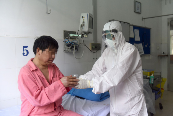 Ông Li Ding được các bác sĩ Bệnh viện Chợ Rẫy chăm sóc trong phòng cách ly đặc biệt (Ảnh: TTXVN)