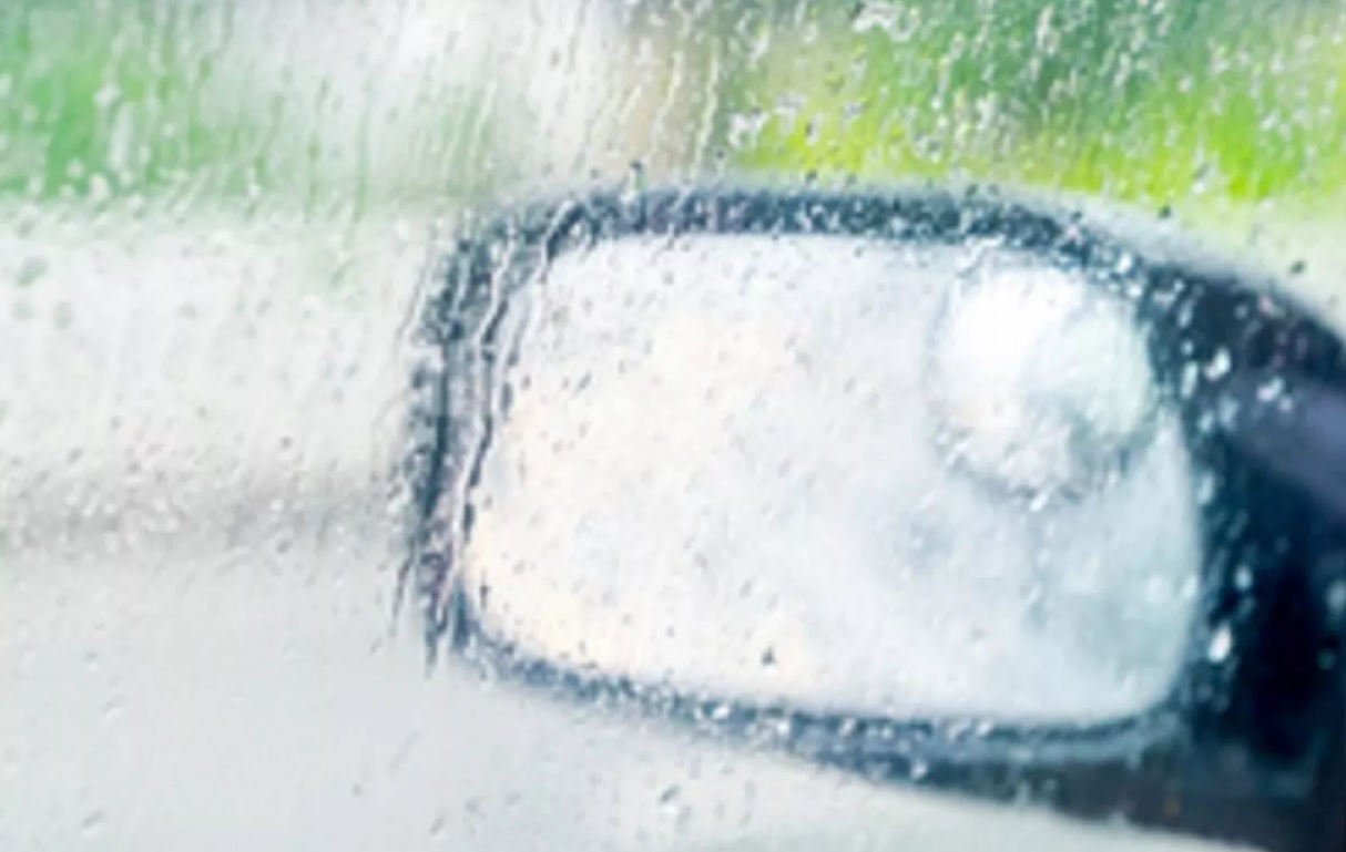 Làm sao để khắc phục tình trạng kính lái hay gương chiếu hậu bị bám nước khi trời mưa?