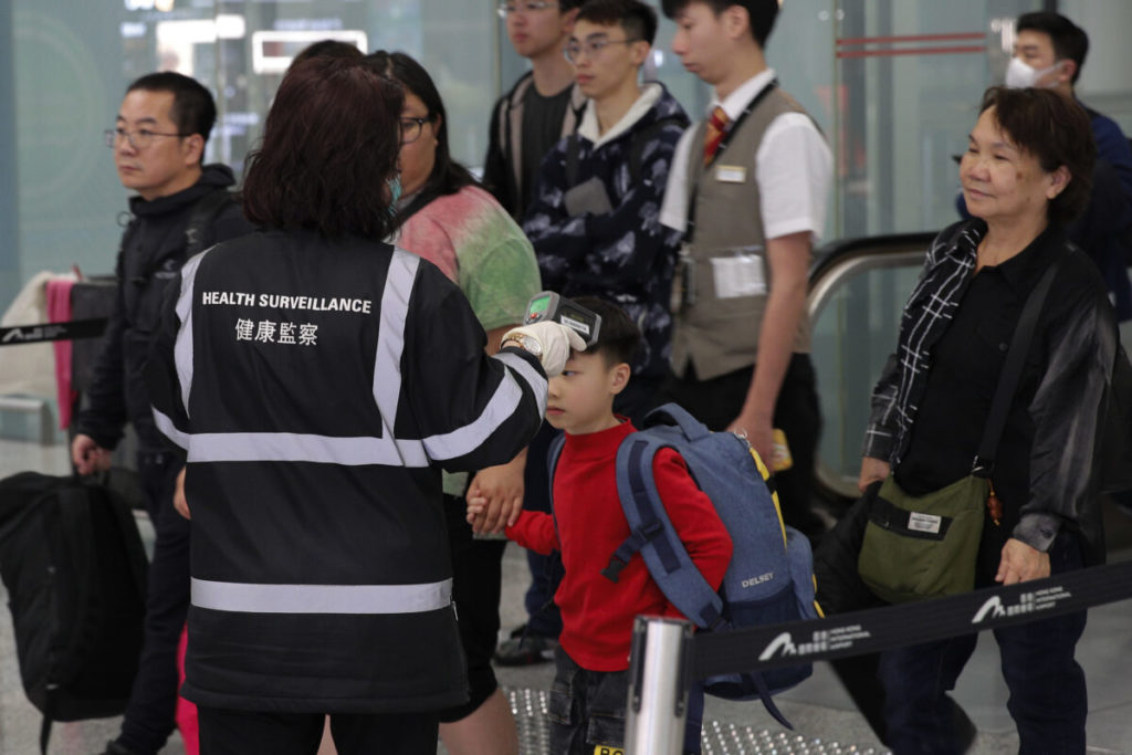 Ngày 4/1, Ngày 4/1, nhân viên giám sát sức khỏe sử dụng máy quét thân nhiệt để kiểm tra hành khách tại sân bay quốc tế Hồng Kông