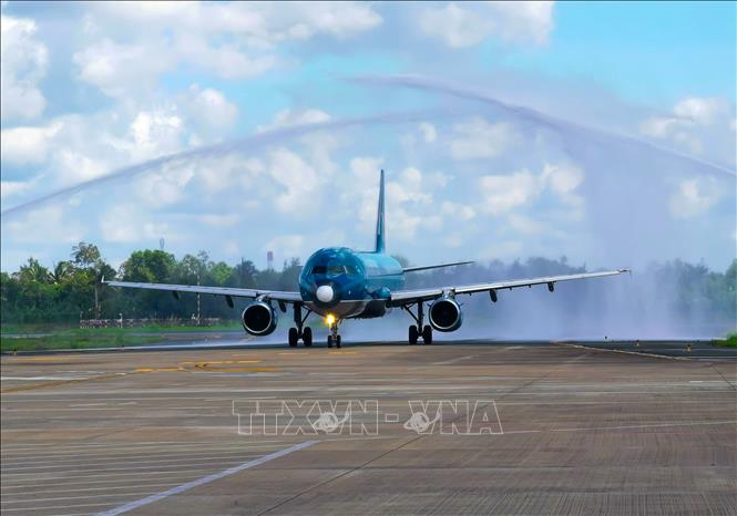 Chuyến bay đầu tiên của Vietnam Airlines từ Hải Phòng hạ cánh tại sân bay Cần Thơ