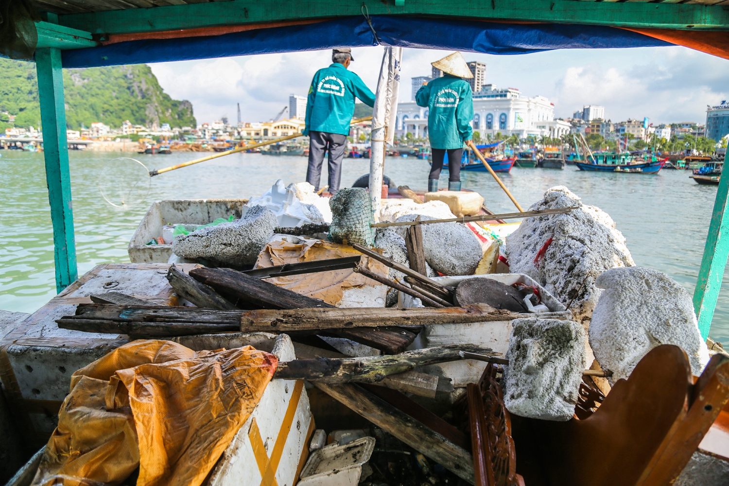 Ngay từ khi đến các cảng tàu, việc khuyến cáo để lại chai nhựa, đồ nhựa dùng 1 lần vào các thùng rác trên bờ sẽ được thựchiện bằng nhiều hình thức tuyên truyền khác nhau