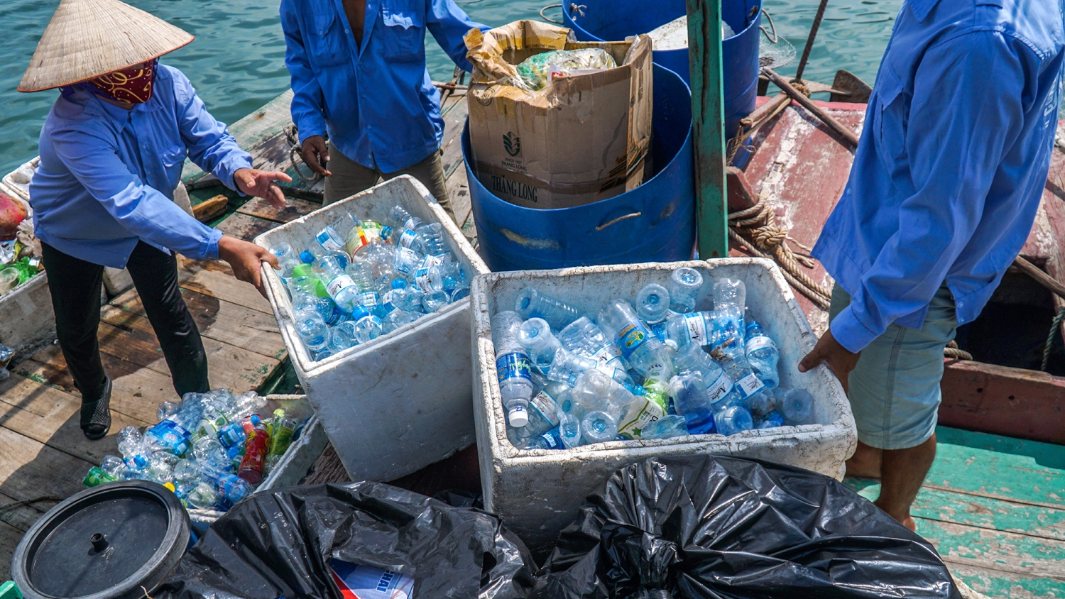Theo số liệu thống kê, 5 - 6 tấn là khối lượng rác trôi nổi được các công nhân môi trường vớt lên từ mặt nước vịnh Hạ Long
