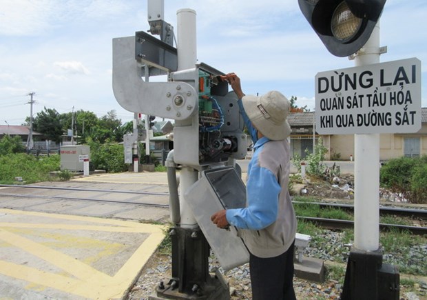 Nhân viên đường sắt đảm bảo an toàn giao thông (Ảnh: TTXVN)