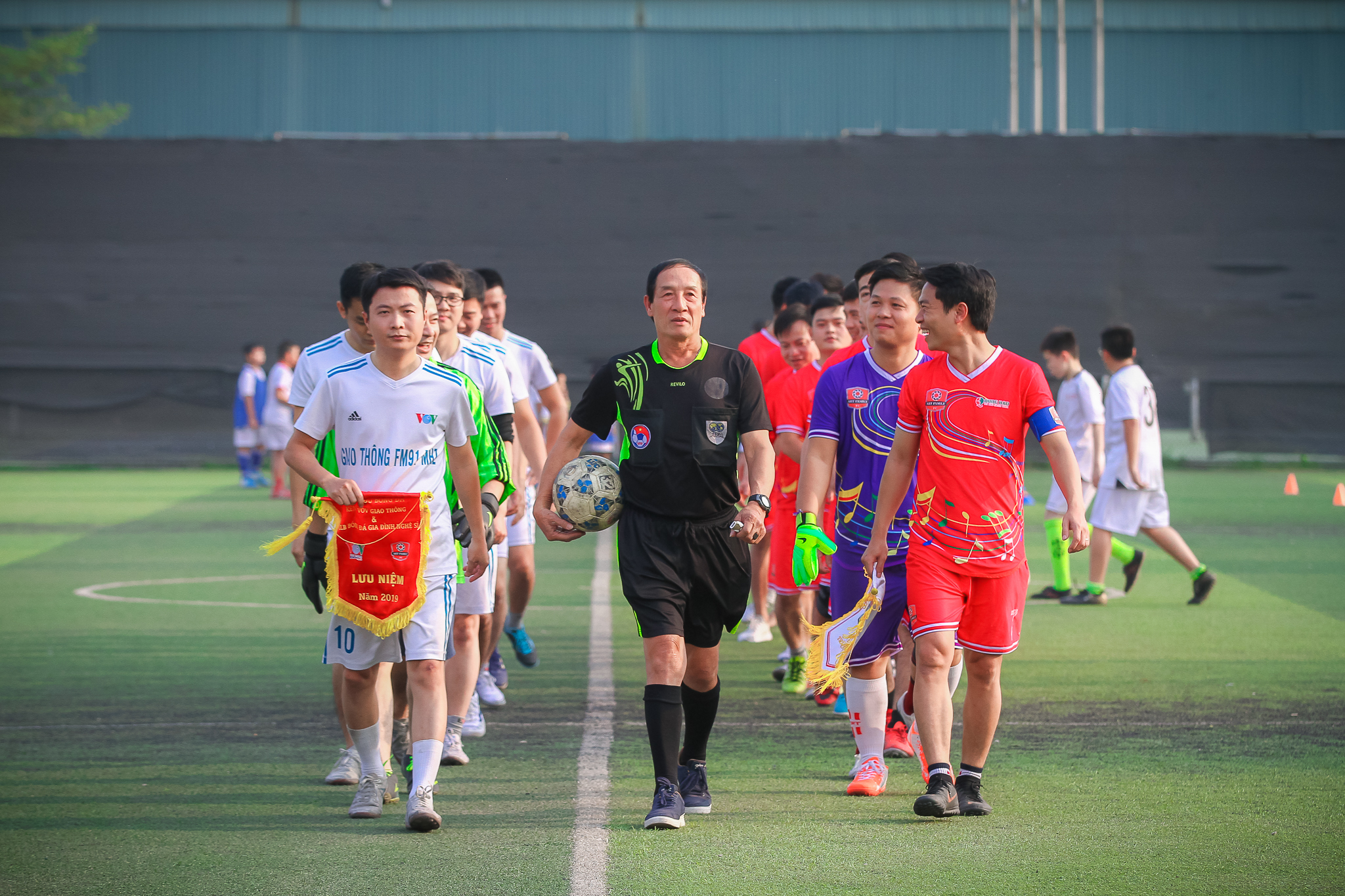 Trận chung kết giữa FC VOV Giao thông (áo trắng) và FC Art Family (áo đỏ) chính thức diễn ra