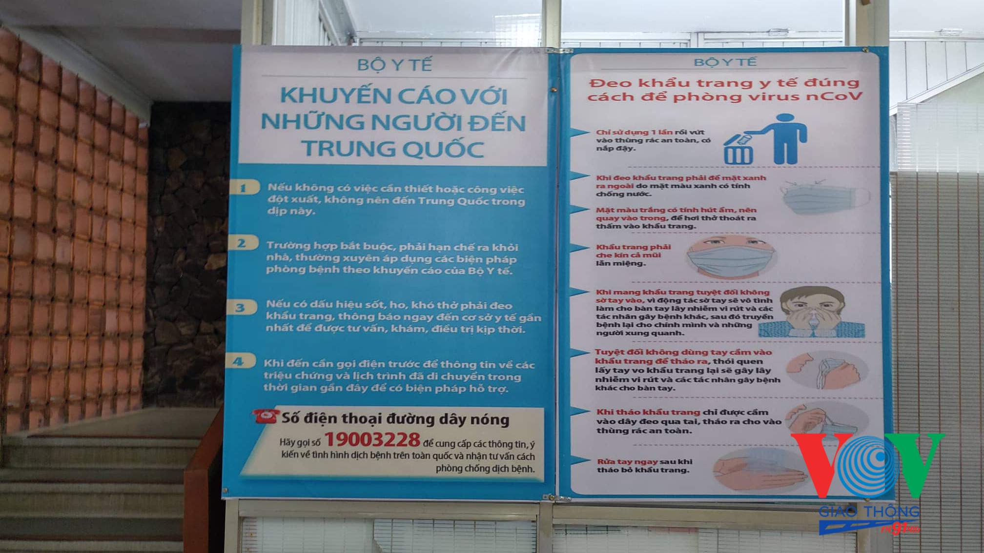 Các bảng thông tin khuyến cáo với dịch nCoV được bố trí tại các khu vực dễ nhìn thấy tại bệnh viện