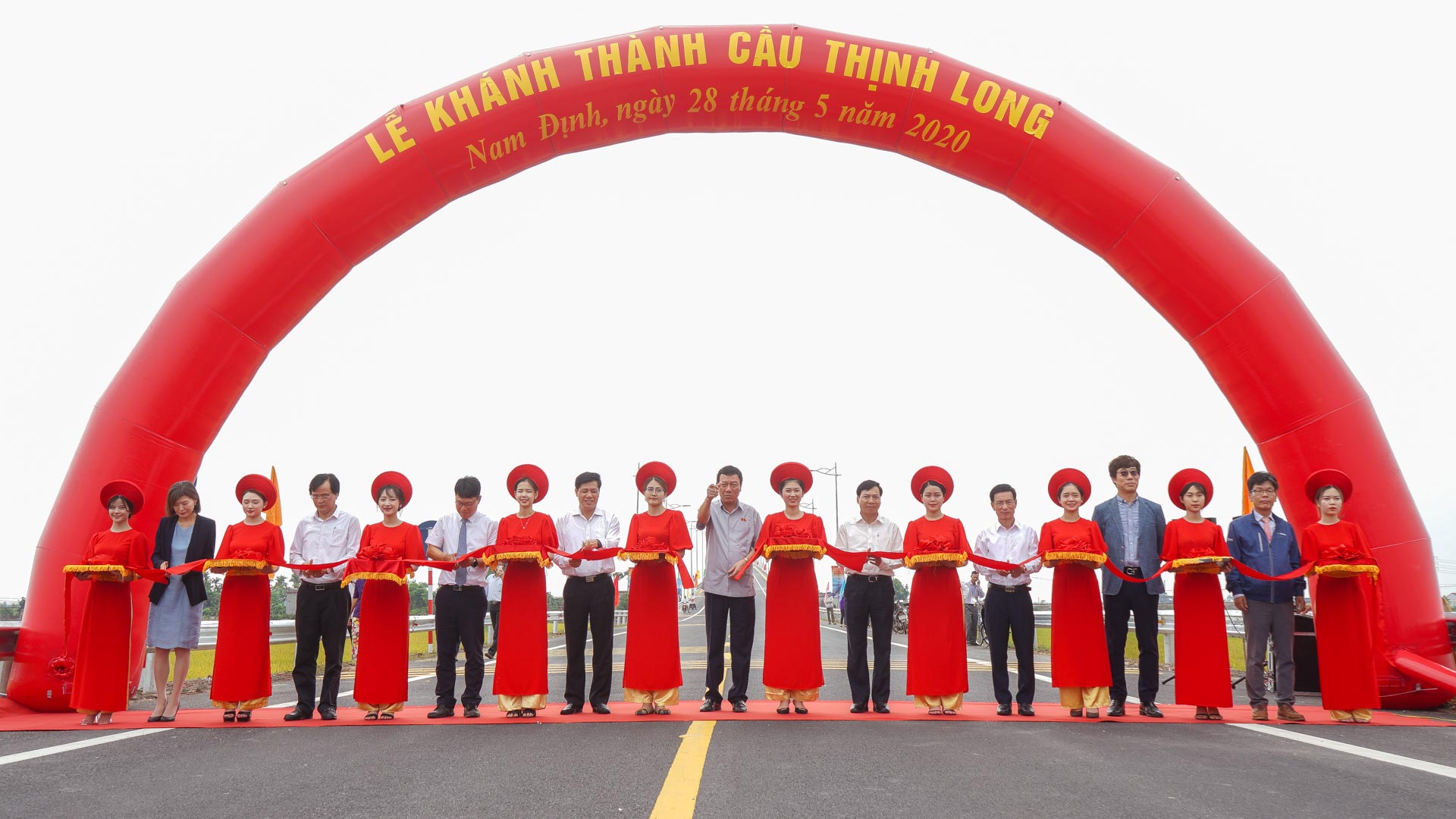  Sau hơn 2 năm thi công, công trình cầu Thịnh Long thuộc tuyến đường bộ ven biển tỉnh Nam Định, với tổng mức đầu tư hơn 1.158 tỉ đồng đã chính thức thông xe vào sáng 28/5