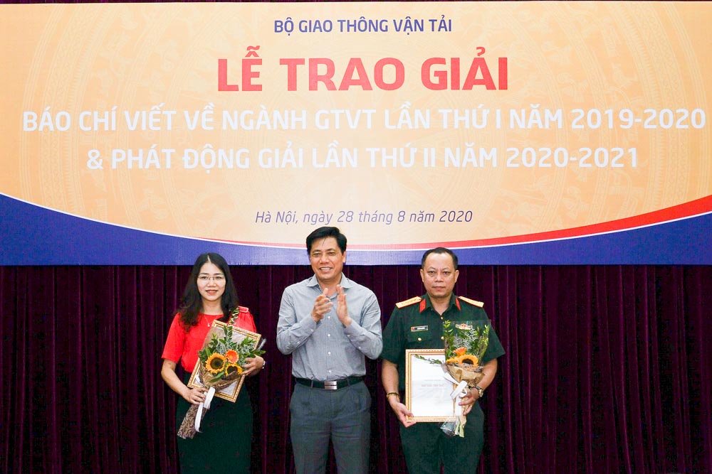 Ông Nguyễn Ngọc Đông - Thứ trưởng Bộ GTVT, Trưởng Ban Tổ chức cuộc thi trao giải cho các đơn vị đạt Giải Tập thể