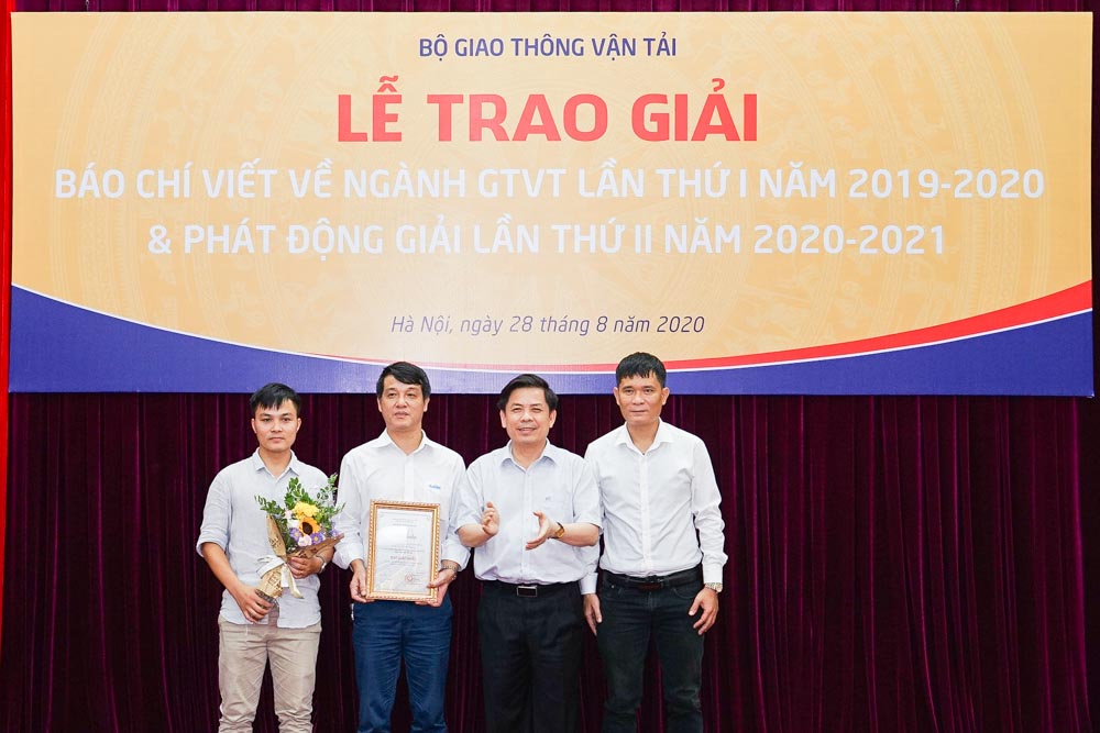 Giải Nhất đã thuộc về tác phẩm “55 năm cung đường hạnh phúc trên núi đá Hà Giang” của nhóm tác giả Báo Tuổi trẻ TP Hồ Chí Minh