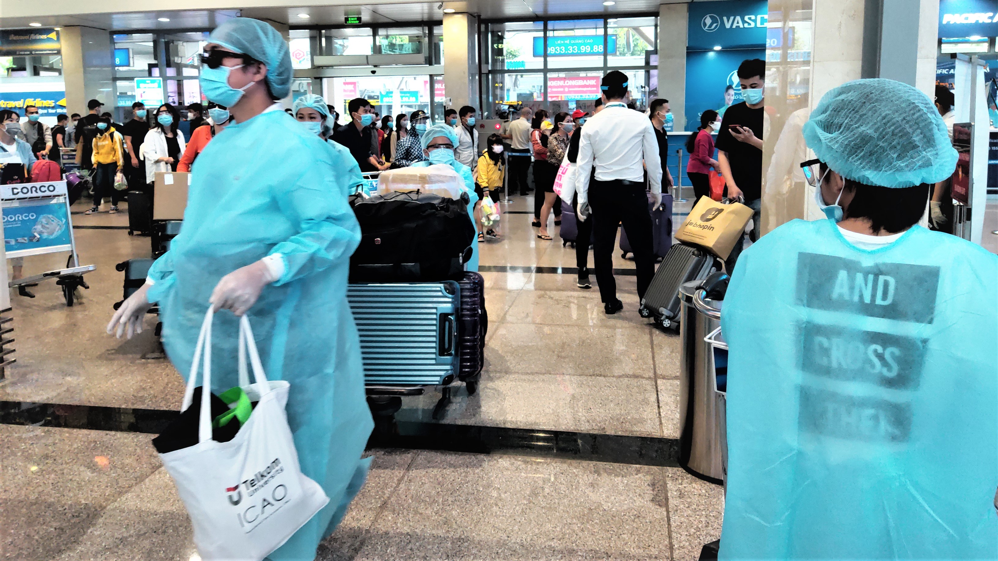 Hành khách chuẩn bị cả đồ bảo hộ phòng dịch trước khi lên máy bay về quê đón Tết