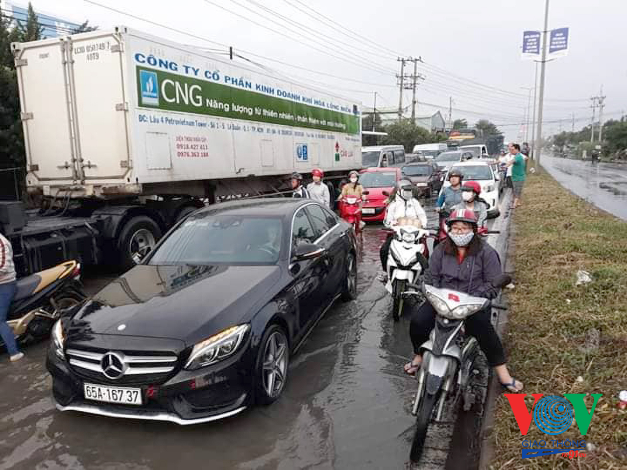 Các phương tiện lưu thông trên Quốc lộ 1, thuộc địa phận của huyện Bình Minh, tỉnh Vĩnh Long “chôn chân” hàng giờ vì ngập nước.