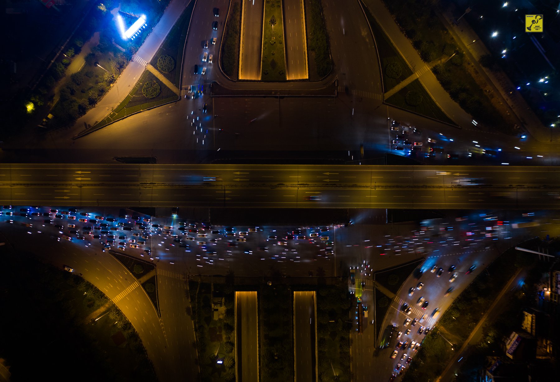 Một góc nhìn giao thông từ trên cao vào buổi đêm taị Hà Nội với muôn vàn ánh đèn xe