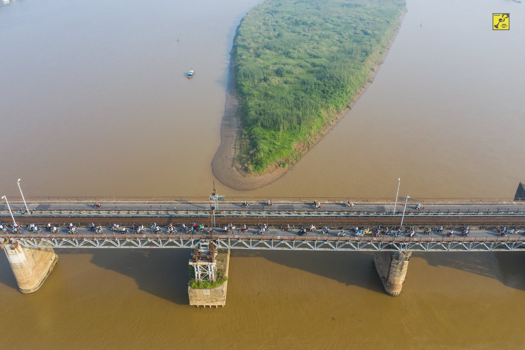 Cầu Long Biên - một trong 2 cây cầu ở Việt Nam được tổ chức lưu thông ngược chiều (đi trái phần đường)