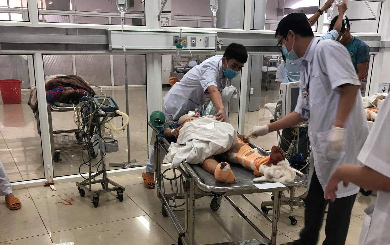 Các y bác sĩ bệnh viện Đa khoa vùng Tây Nguyên đang tích cực điều trị cho nạn nhân