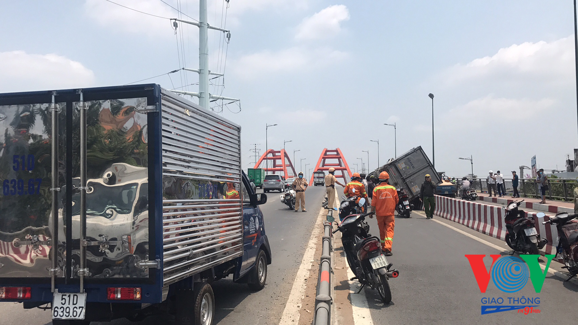 Hiện trường vụ va chạm liên hoàn trên cầu Bình Lợi, xe tải lật chổng vó