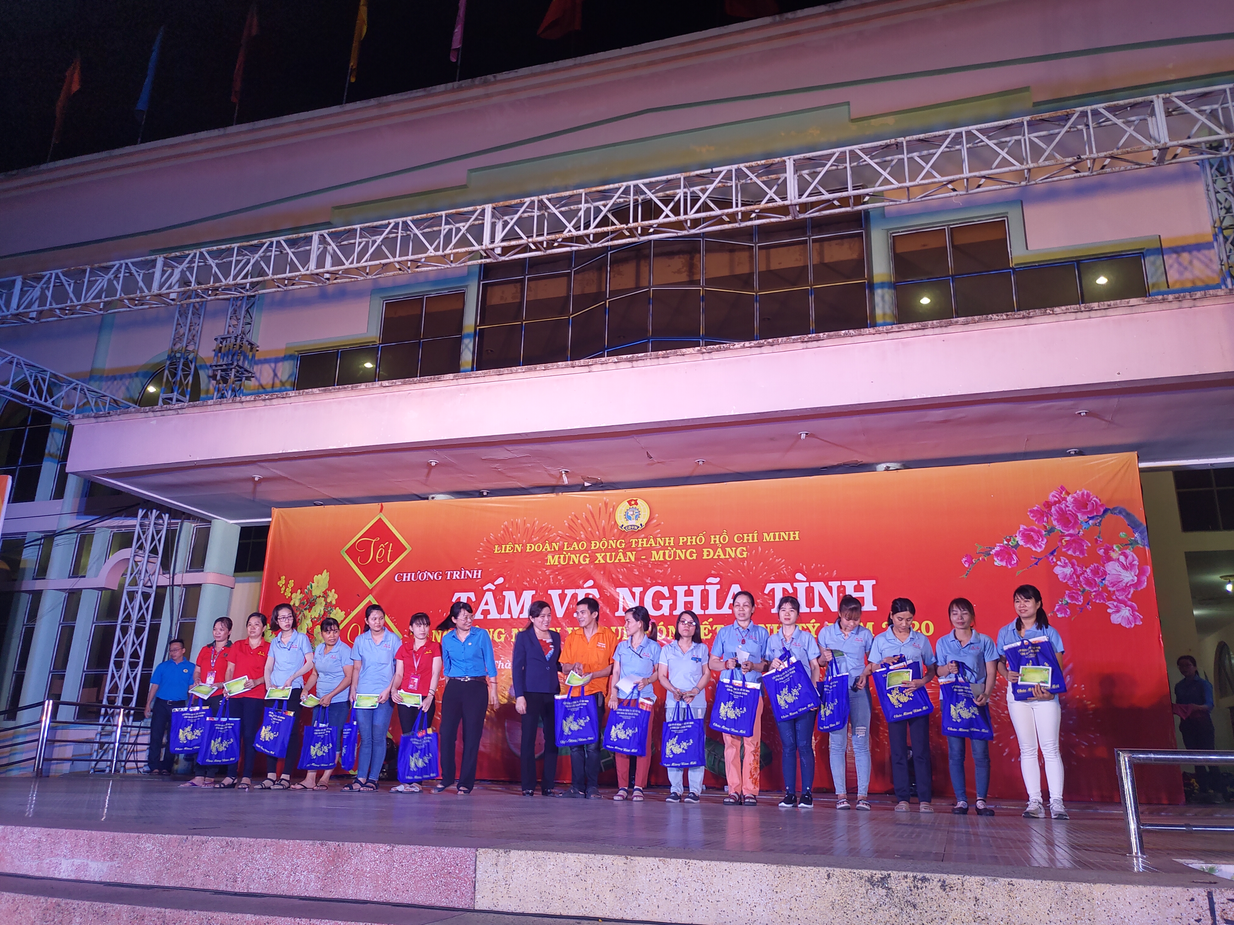 Bà Trần Thị Diệu Thúy - Chủ tịch Liên Đoàn Lao Động TPHCM trao vé tàu cho các công nhân đang lao động tại các khu chế xuất, khu công nghiệp tại TPHCM