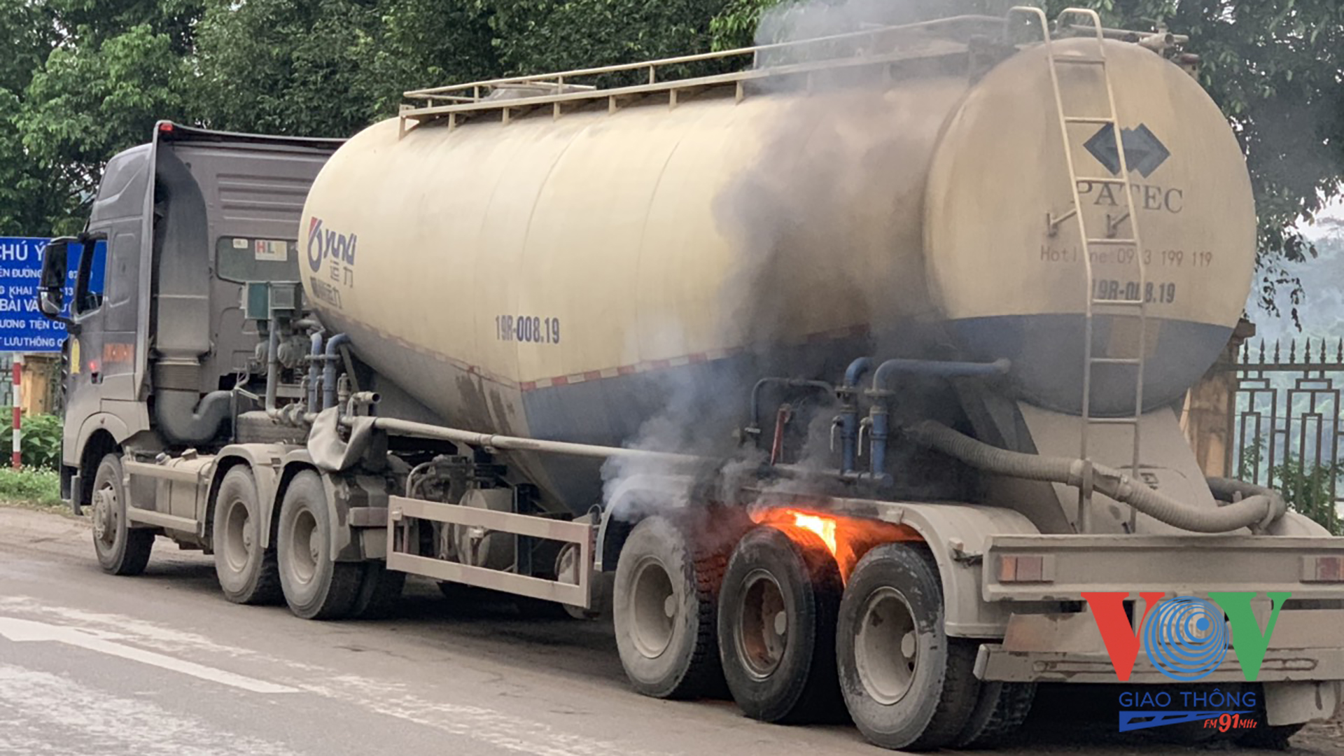 Chiếc xe bồn chở hóa chất đang bốc cháy khi lưu thông