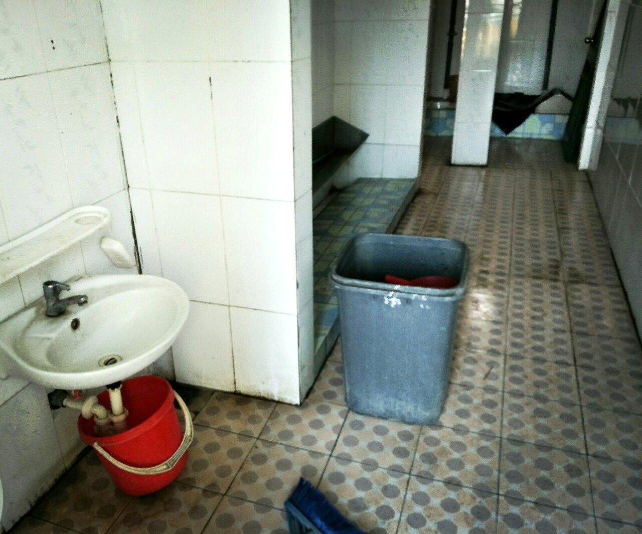Nhiều công trình nhà vệ sinh vẫn còn tình trạng bẩn, hôi thối, trở thành nỗi ám ảnh của không ít học sinh