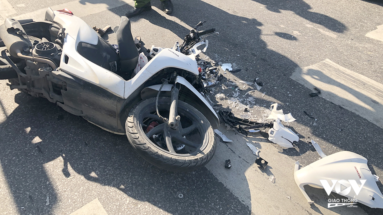 Đầu chiếc xe máy vỡ vụn sau vụ tai nạn