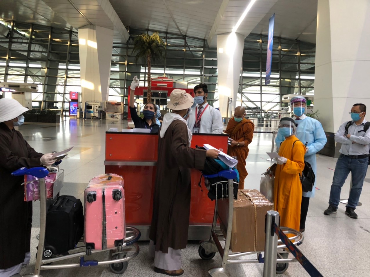 Công dân Việt Nam làm thủ tục tại sân bay ở New Delhi 
