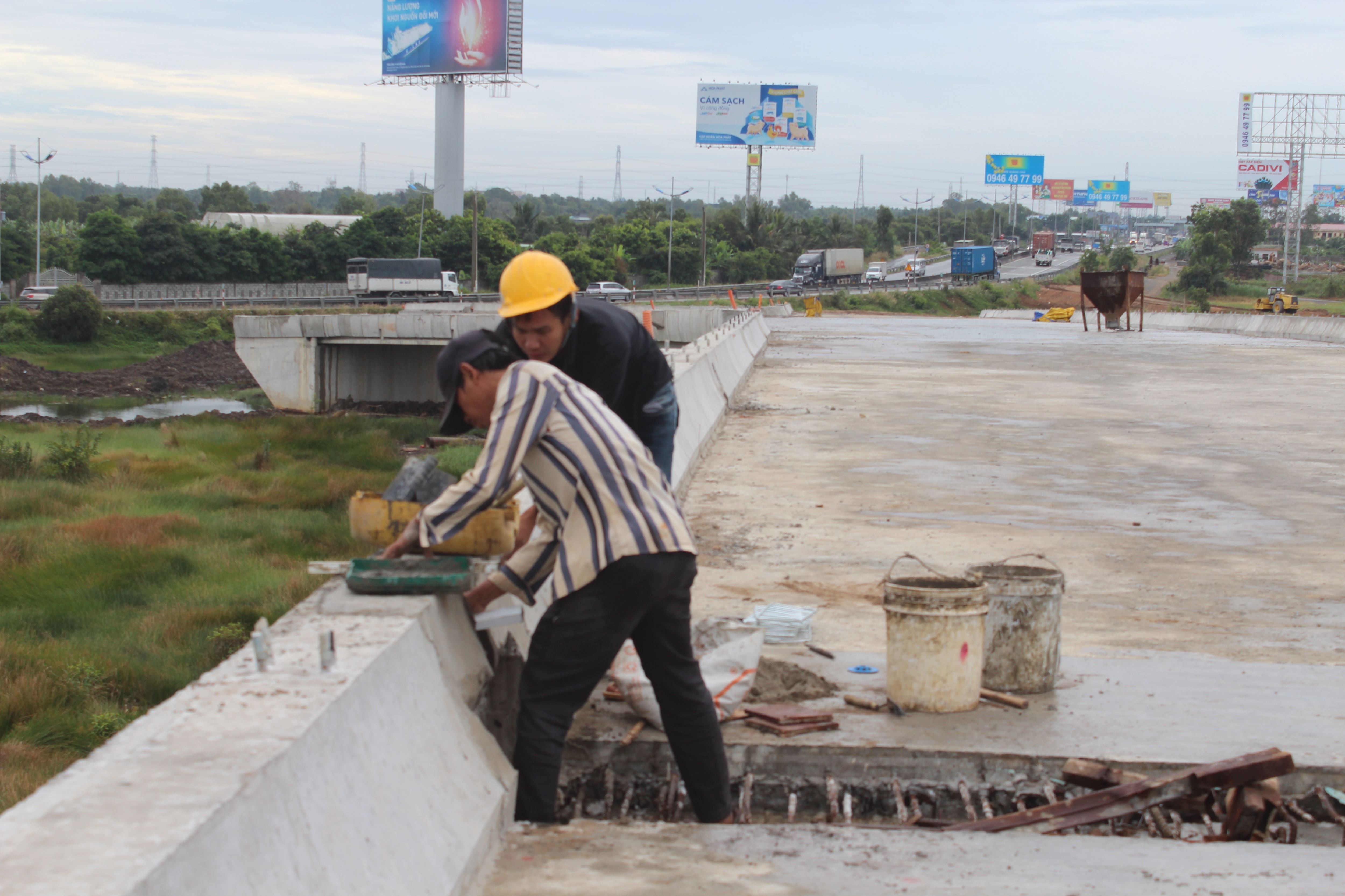 Công nhân trên công trường đang lao động khẩn trương 