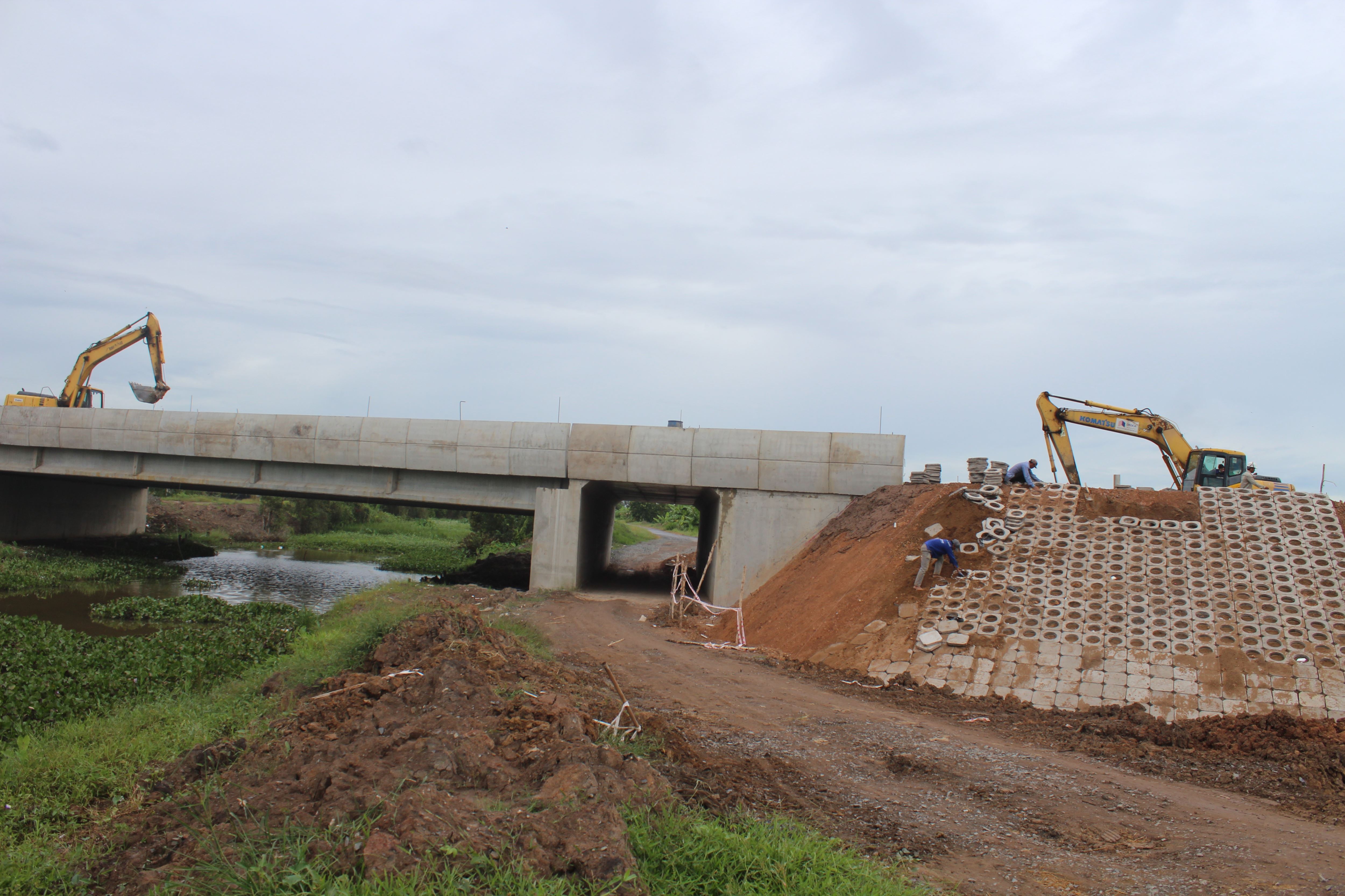 Các cây cầu vượt ngang đường cao tốc Trung Lương- Mỹ Thuận cũng đang giai đoạn hoàn thiện