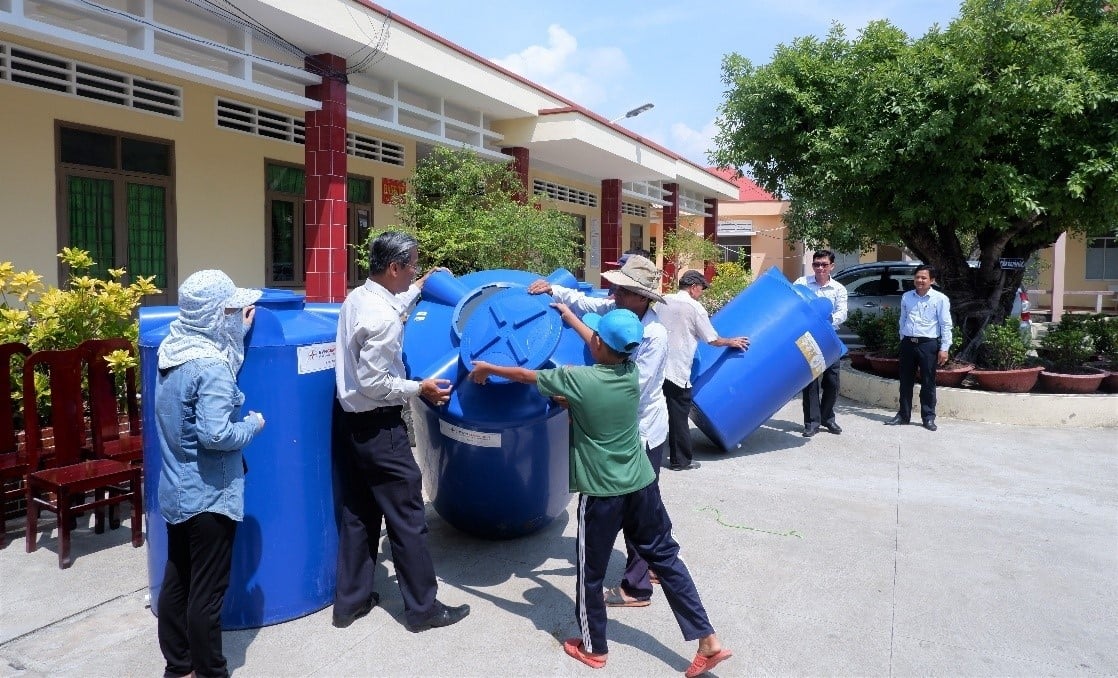 Người dân xã Bình Xuân nhận bồn trữ nước do EVNGENCO 3 trao tặng