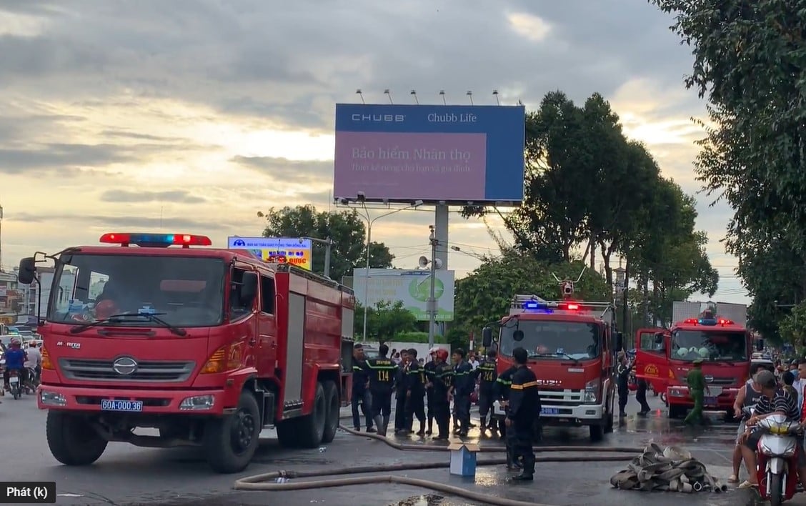 PCCC tỉnh Đồng Nai đã điều động hơn 5 xe cứu hỏa đến hiện trường