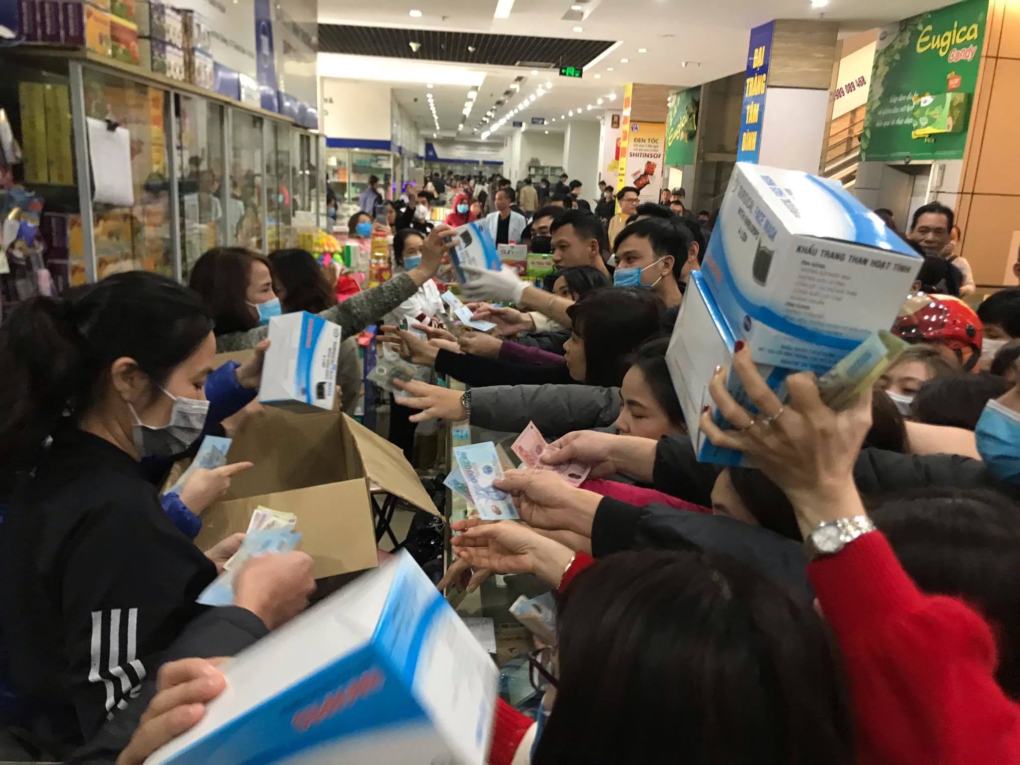 Do nhu cầu về khẩu trang ngày càng tăng, một số điểm bán khẩu trang tại Hà Nội xuất hiện cảnh xếp hàng chờ mua khẩu trang