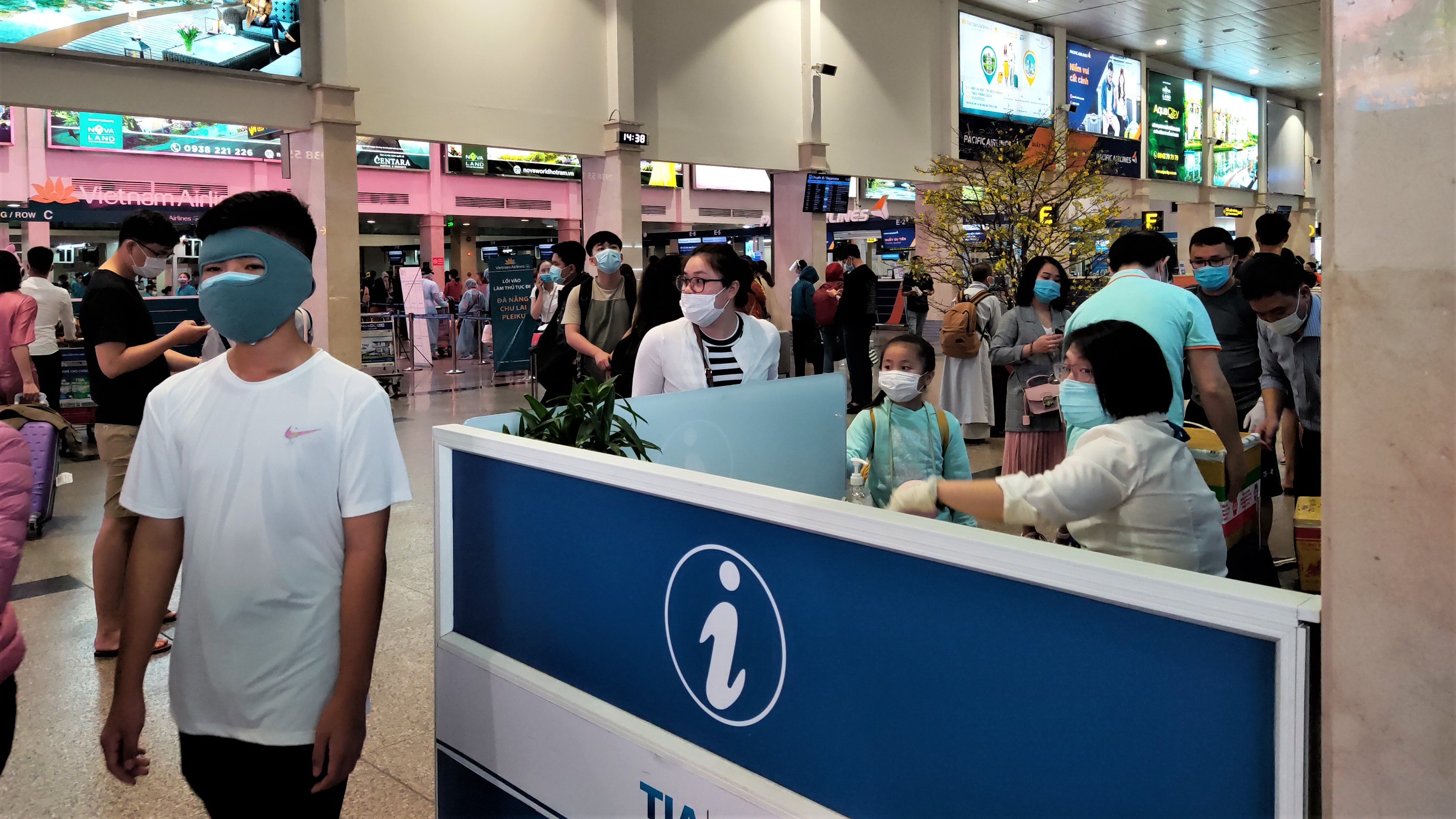 Sân bay Tân Sân Nhất khá đông ở ga nội địa