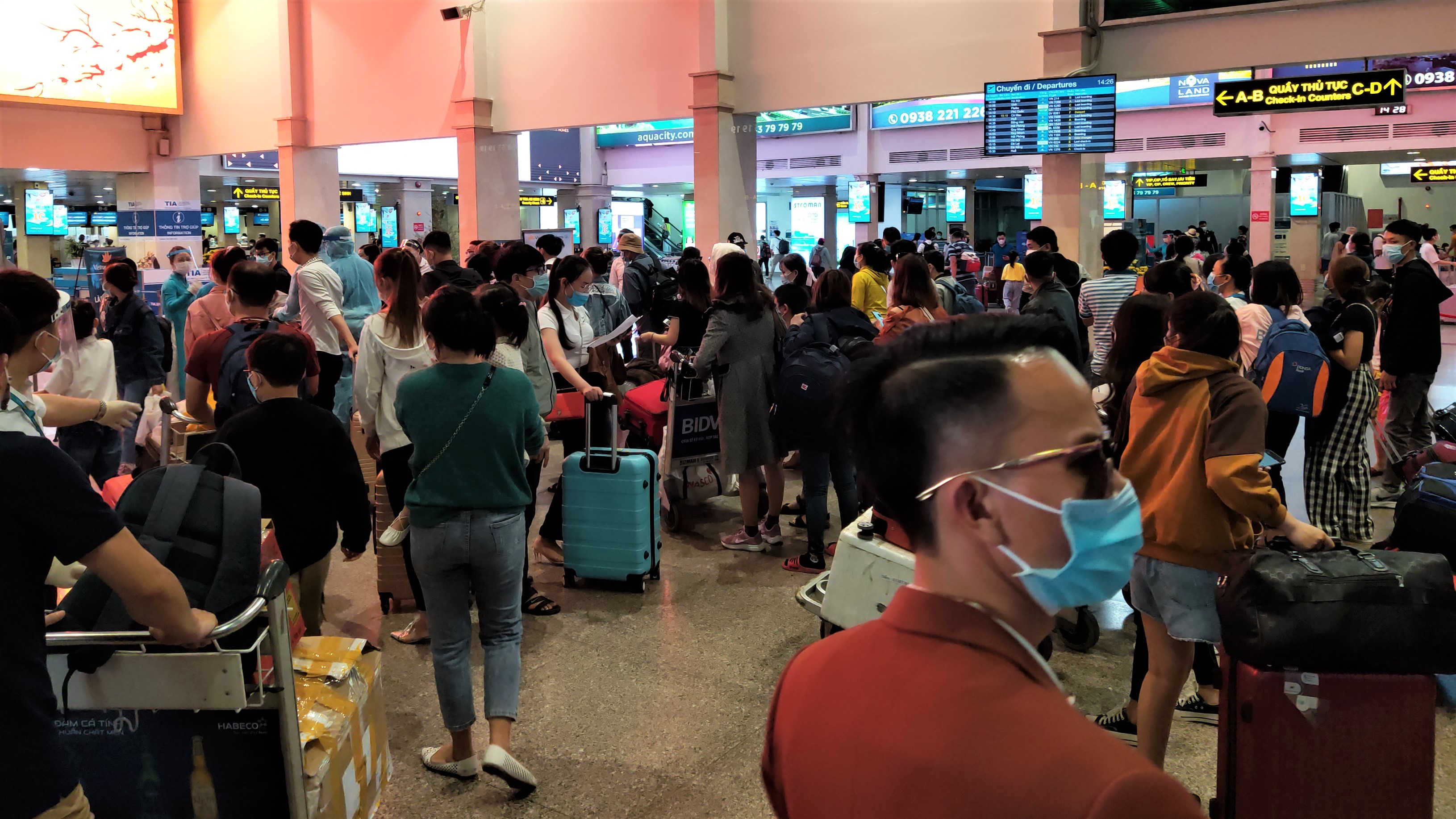 Sân bay Tân Sân Nhất tuy đông nhưng mọi người đều ý thức việc đeo khẩu trang phòng dịch