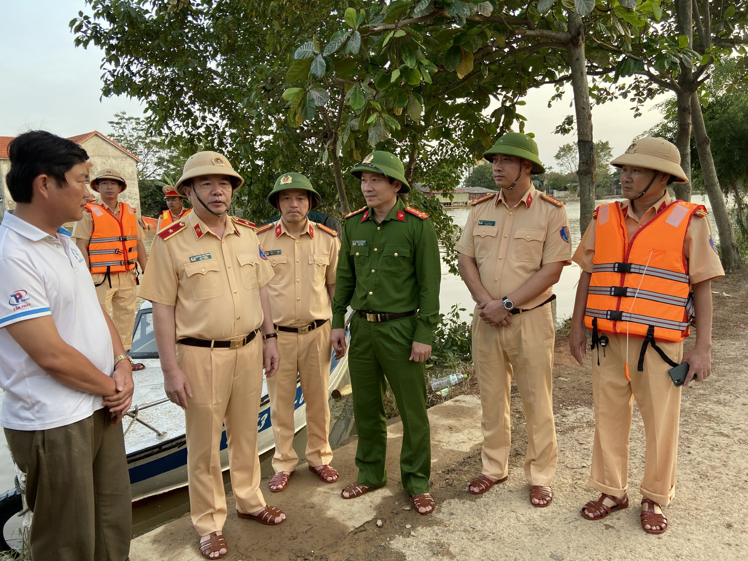 Đôn đốc các phương án bảo đảm trật tự an toàn giao thông, phòng chống lụt bão của lực lượng CSGT các tỉnh Nghệ An, Hà Tĩnh và Quảng Bình