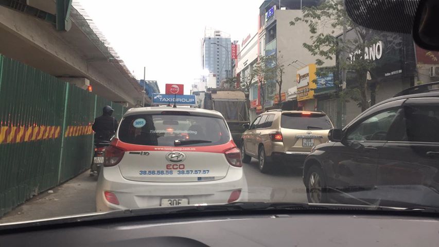 Minh Khai ùn tắc kéo dài, các phương tiện di chuyển chậm (FB Nguyễn Tuấn Anh)