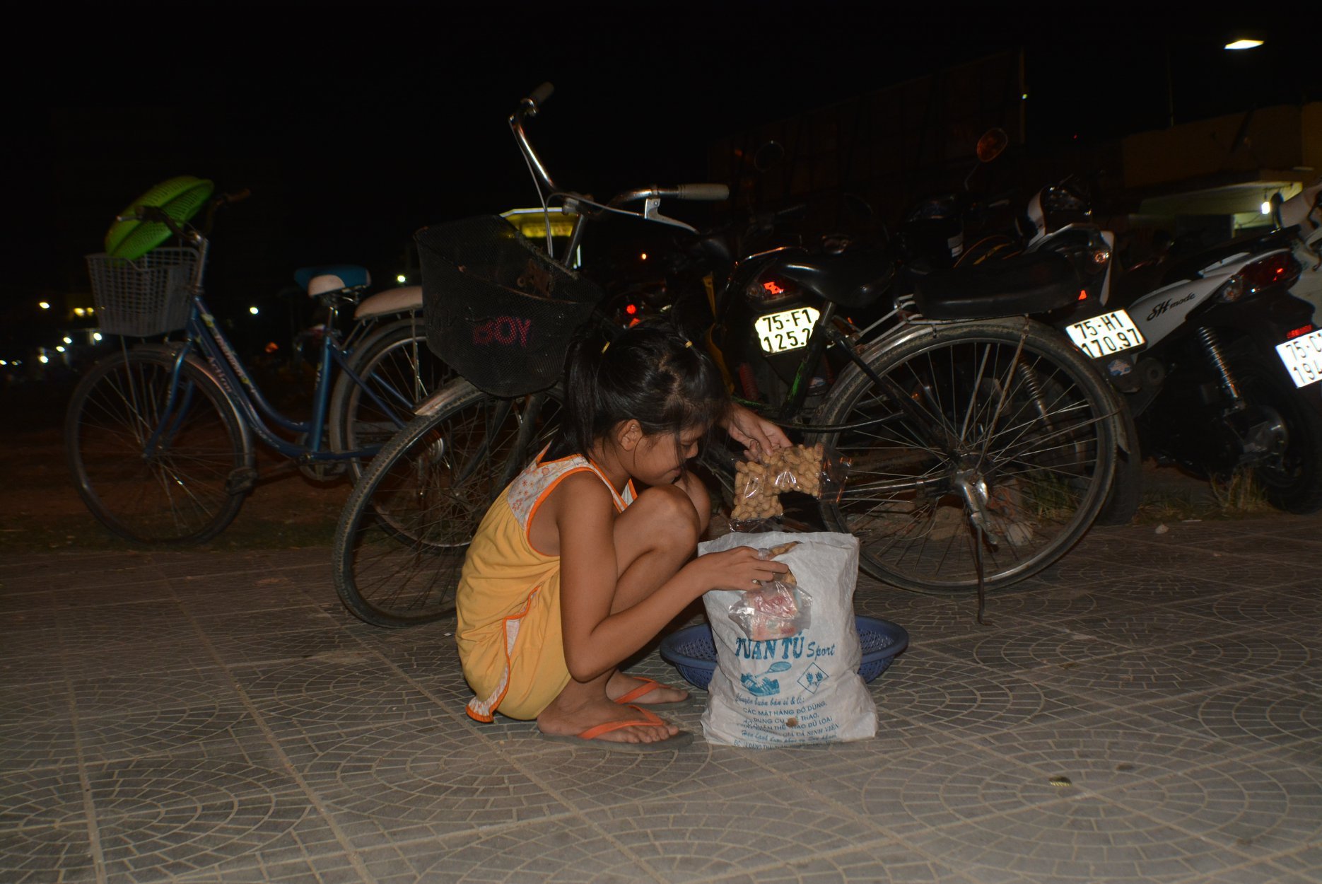 Trẻ em bán hàng rong đường phố tại Huế (Ảnh Codes)