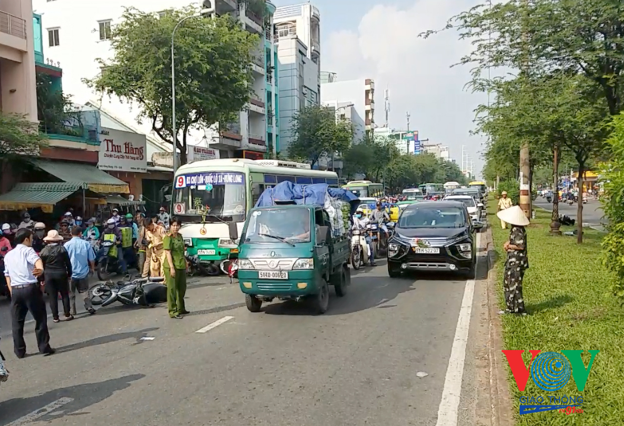 Xe buýt mất phanh, tông hàng loạt xe máy chờ đèn đỏ