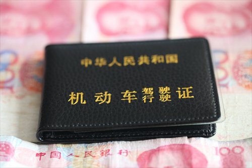 Thẻ kinh doanh của Qiu Hongguo hứa hẹn cho khách hàng tận hưởng niềm vui khi lái xe mà không phải lo lắng về việc vi phạm pháp luật