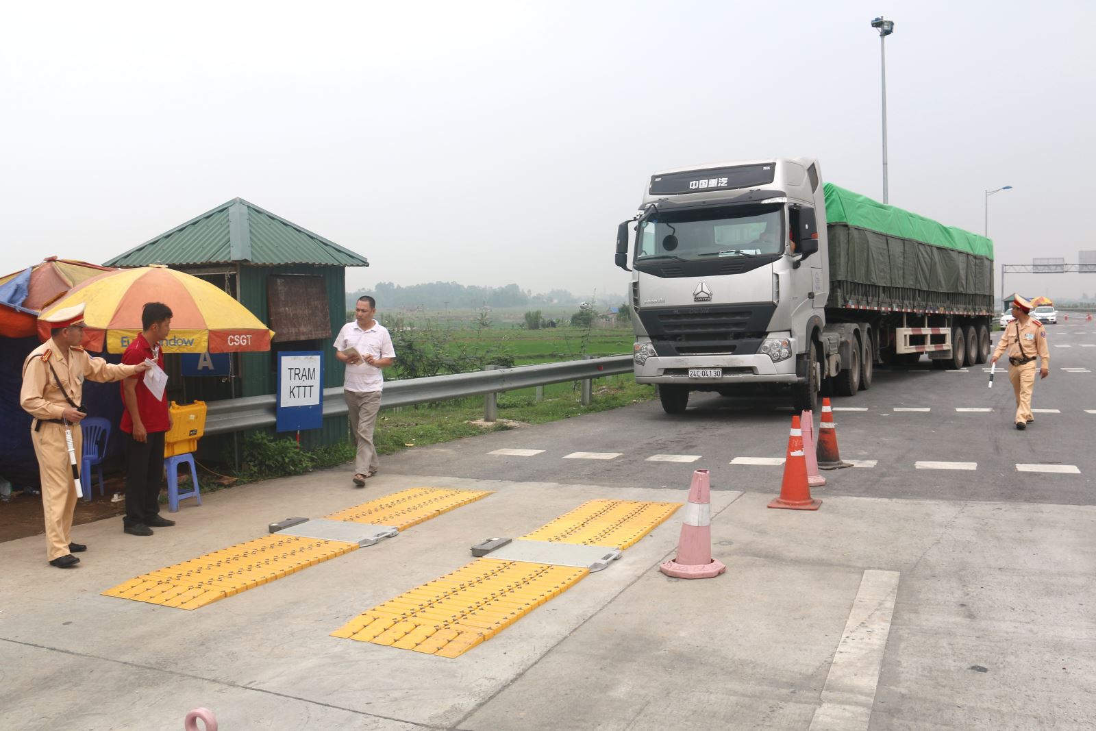 Tăng cường triển khai kiểm soát tải trọng xe trên các tuyến Quốc lộ thuộc phạm vi quản lý