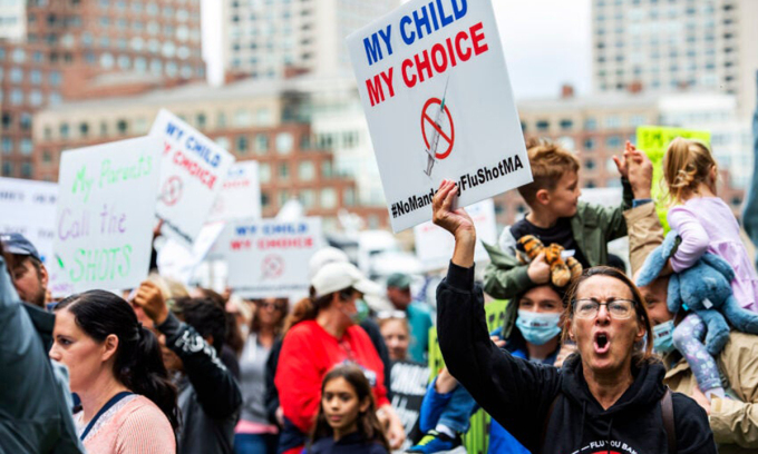 Người biểu tình giơ biểu ngữ "Con cái của tôi, Lựa chọn của tôi" để phản đối tiêm vaccine cúm bắt buộc ở Boston, Mỹ (Ảnh: AFP)