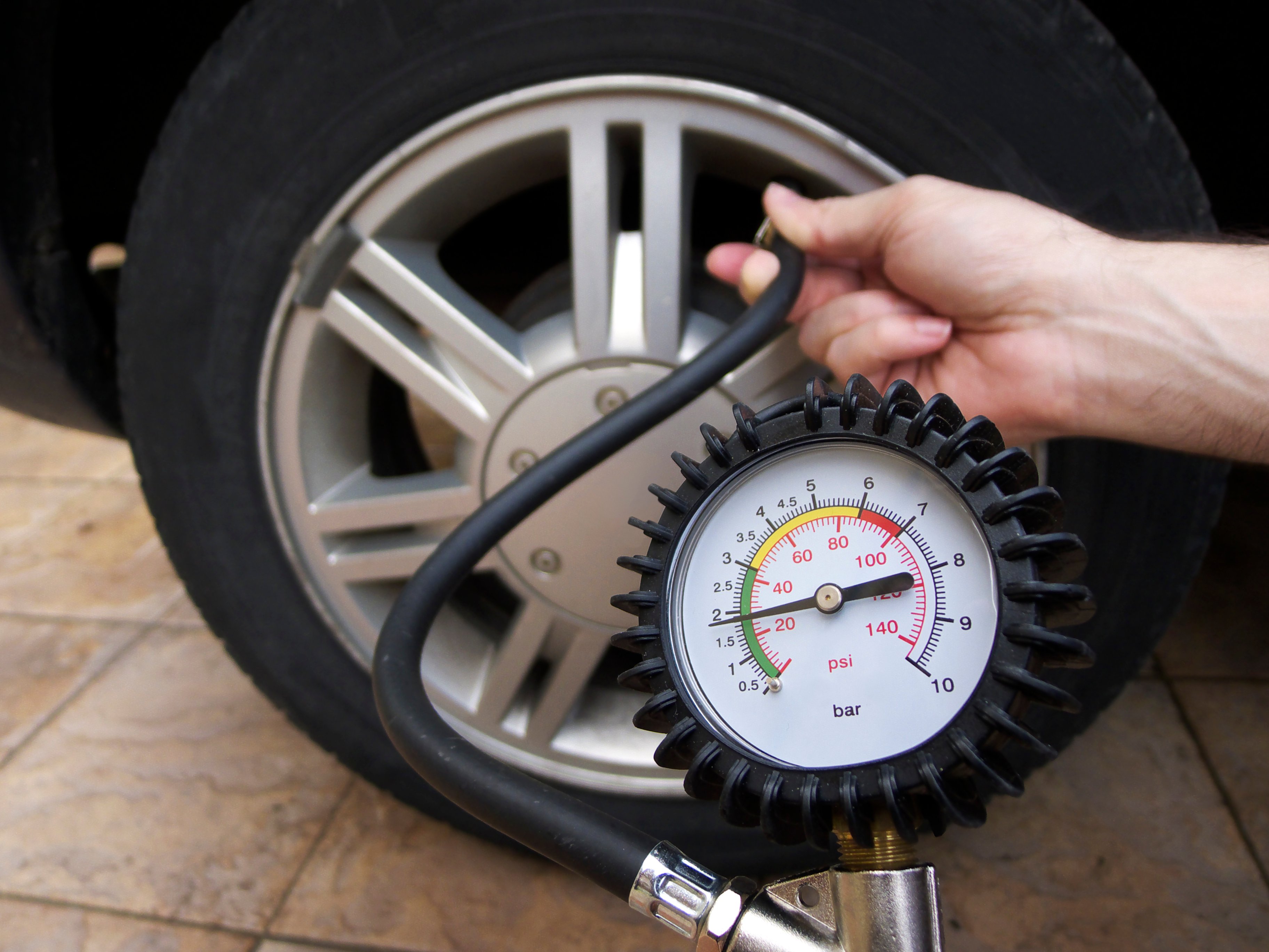 Dành cho lái mới cách kiểm tra áp suất lốp xe và các thông số