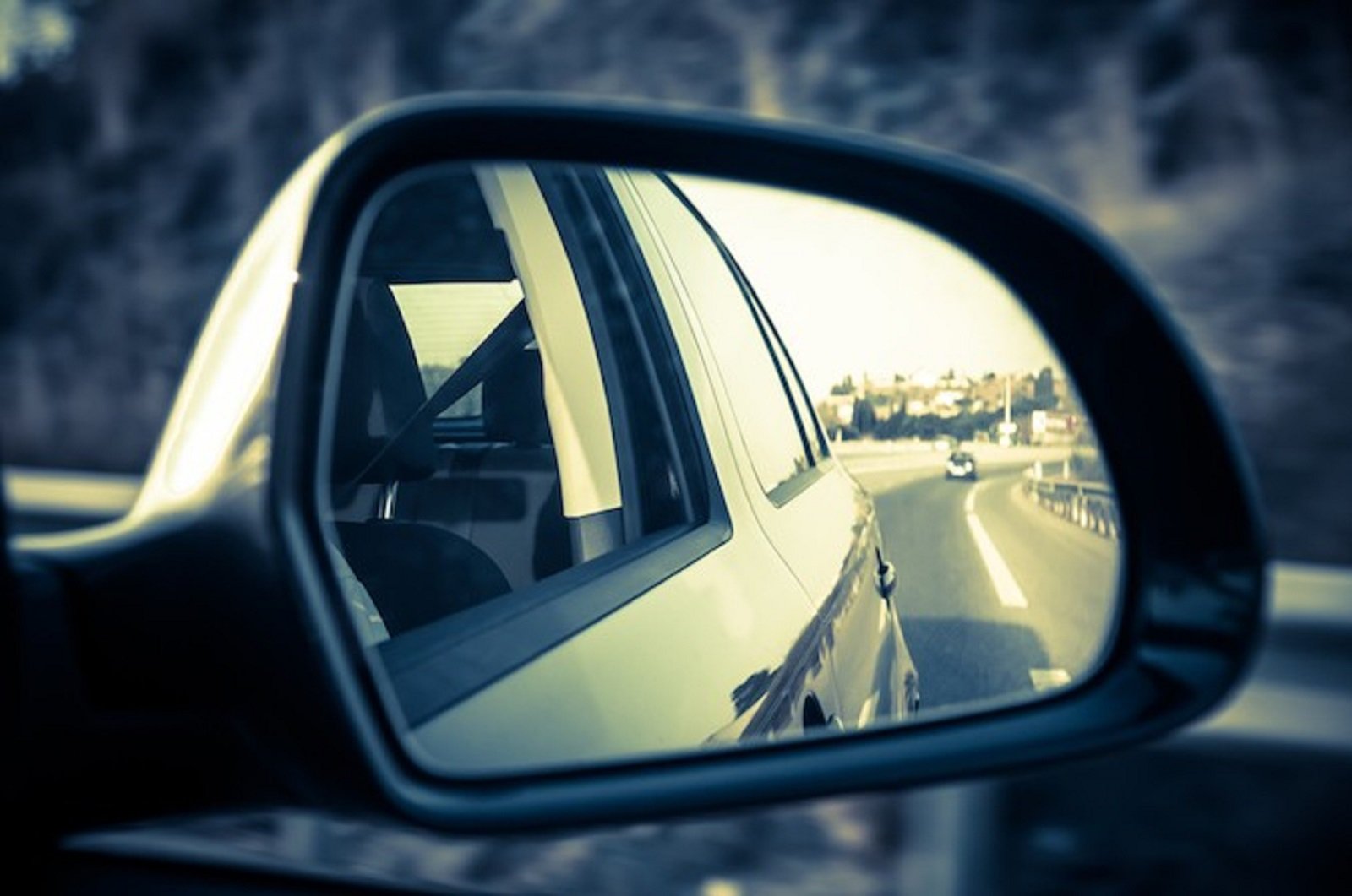 Chỉnh gương chiếu hậu giúp lái xe có tầm quan sát phía sau hợp lý hơn ở mỗi trường hợp cần lùi cụ thể