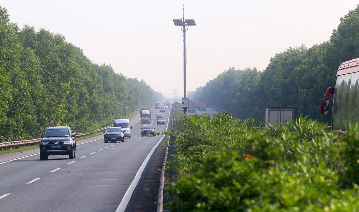 Việc trồng cây trên cao tốc không chỉ thuận lợi về giao thông mà còn trở thành những cung đường đầy quyến rũ với người tham gia giao thông