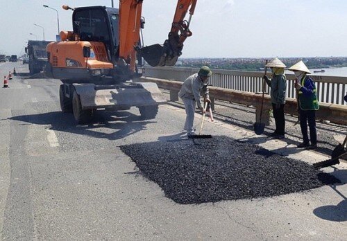 Các đơn vị liên quan tập trung sửa chữa cầu Thăng Long để hoàn thành trong tháng 9/2020 (Ảnh: baogiaothong)