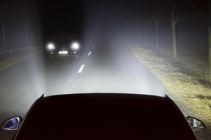 Tài xế Nhật Bản thường tắt đèn khi chờ đèn đỏ để tránh ảnh hưởng các phương tiện khác, nhưng lại quên bật đèn trở lại khi cho xe di chuyển tiếp