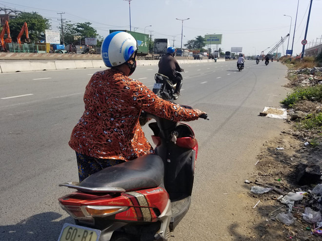 Bà Huỳnh Thị Ánh Nguyệt (ngụ Q.9) đi xe máy cán phải đinh tự chế ở khu vực nói trên, bị thủng lốp phải dắt bộ