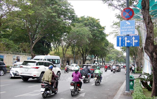 Tuyến đường Lê Duẩn được gắn bảng thông báo giám sát và xử phạt vi phạm giao thông bằng camera.