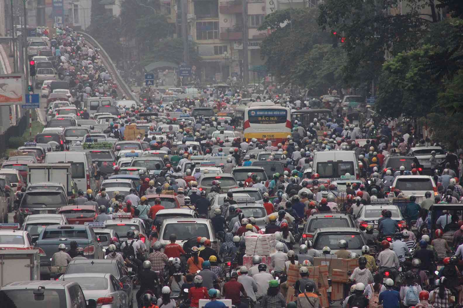 Với khoảng 7 triệu phương tiện cá nhân ở Hà Nội và 9 triệu phương tiện ở Tp.HCM, trong đó có tới 87% là xe máy, nguồn khí thải từ phương tiện giao thông vẫn đang là “thủ phạm chính” gây ô nhiễm môi trường đô thị