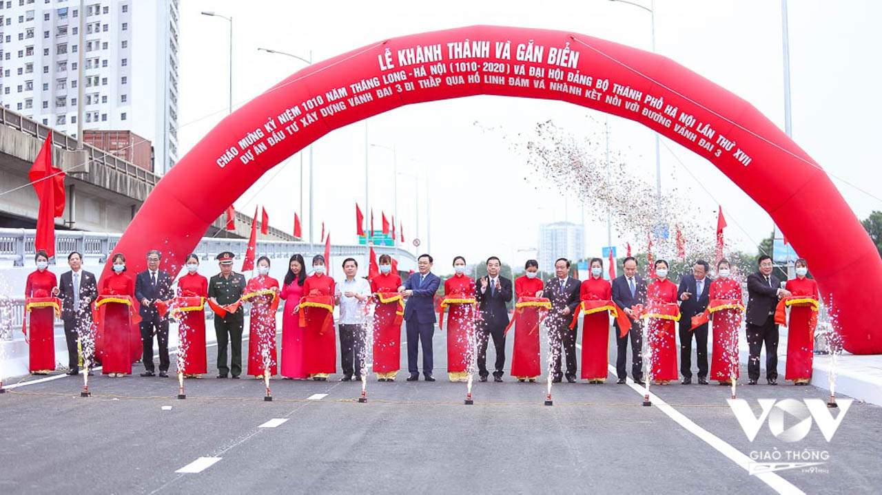 Dự án tuyến đường Vành đai 3 (cầu vượt thấp) đi thấp qua hồ Linh Đàm được khánh thành và chính thức thông xe vào ngày 6/10