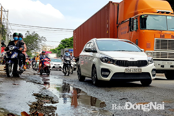 Ngoài ngập úng, hàng ngày đường Bùi Văn Hòa còn phải oằn mình gánh hàng chục nghìn lượt xe container, xe tải