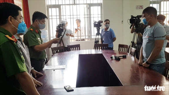 Công an quận Tân Phú đọc quyết định xử phạt hành chính đối với Nguyễn Văn Đ. 